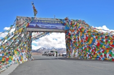 チベットの峠にはためくタルチョ（イメージ）